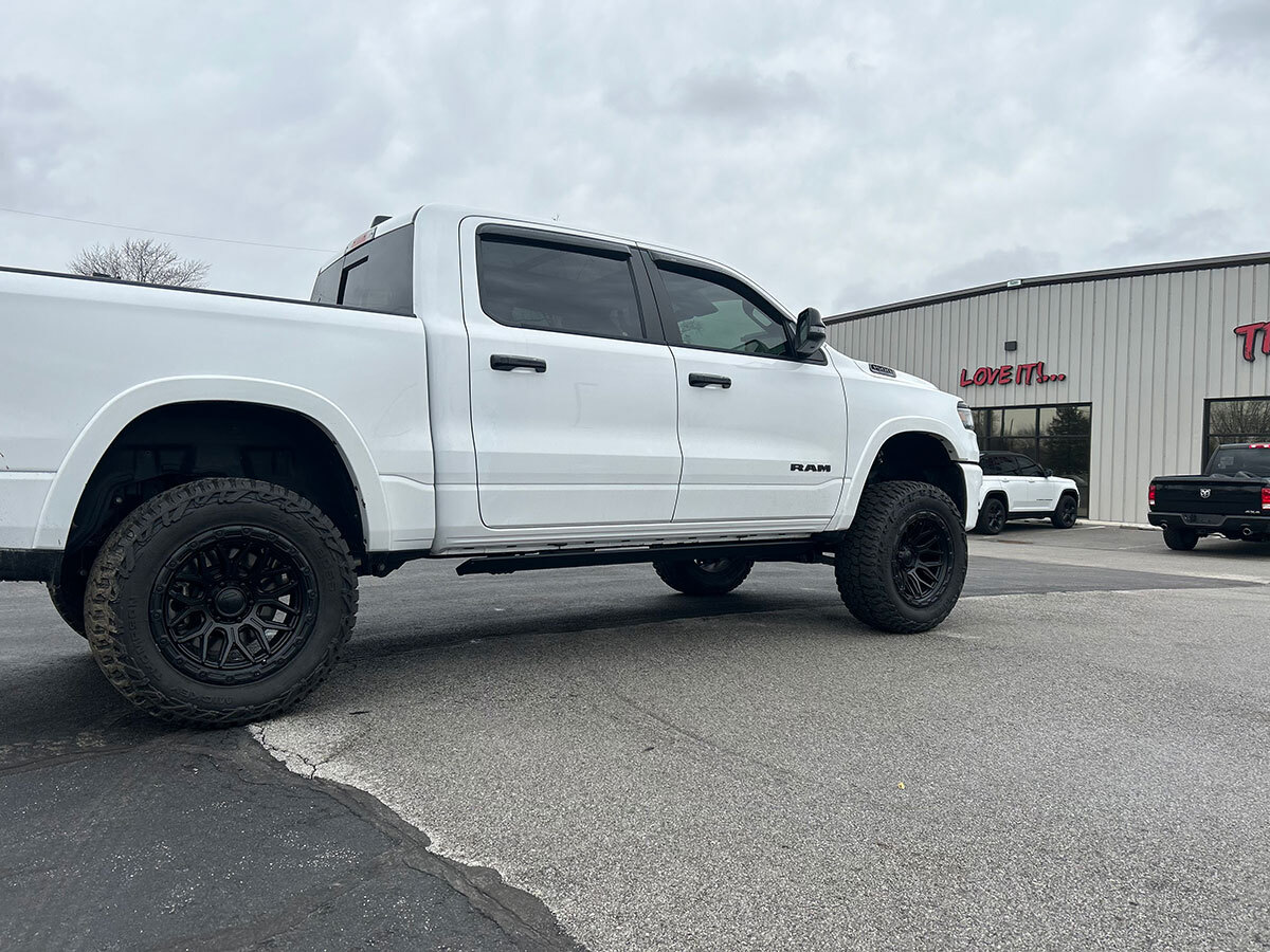 2025 Dodge RAM 1500 New Rough Country Power Steps